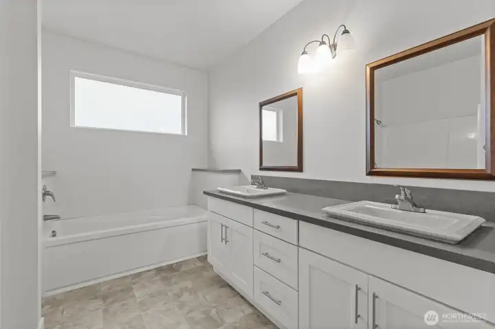 en suite bath w/ soaking tub