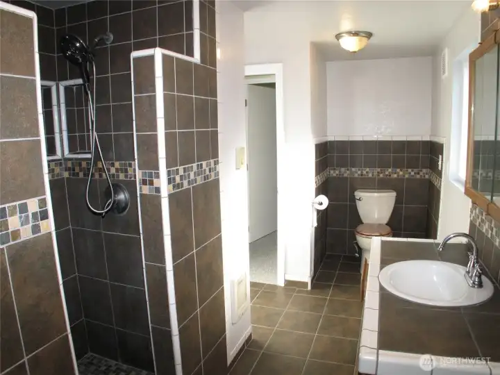 2nd bath with walk in shower.