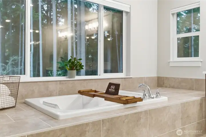 Enjoy an evening bubble bath amongst the trees in your recessed oversized bathtub.