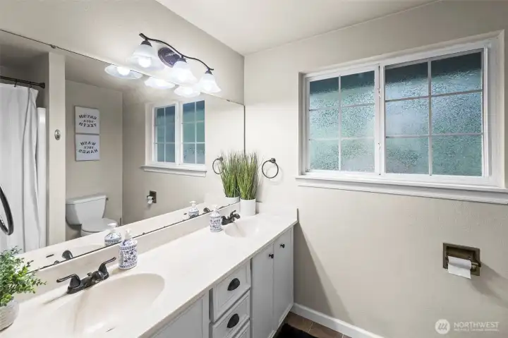 Upstairs hallway bathroom.13911 113th Ave Ct E, Puyallup, WA 98374