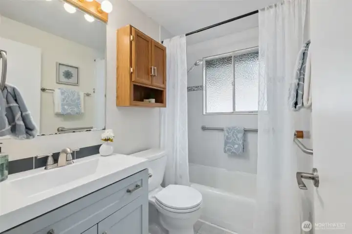 Bright bathroom with clean finishes and a practical layout.