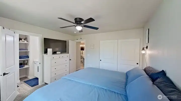 Primary bedroom w/ ensuite bathroom