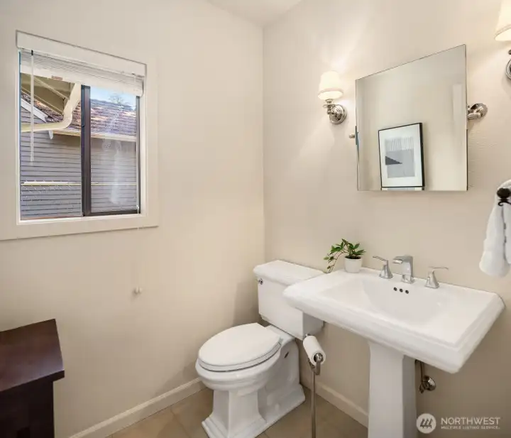 Powder bath on the lower level. Powder bath on the lower level.