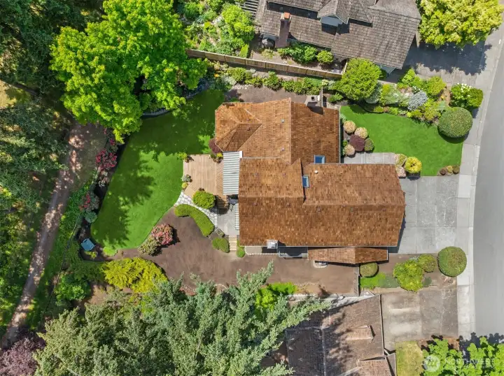 A charming and ovely home that backs up to the Bellevue Golf Course! A charming and ovely home that backs up to the Bellevue Golf Course!