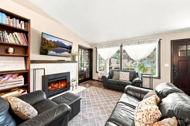 Air conditioning for the summer, gas fireplace for the cool days. Air conditioning for the summer, gas fireplace for the cool days.