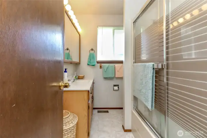 Full Bath with window