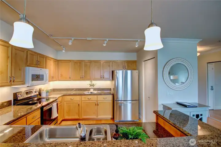 Wonderful kitchen with generous and nice granite counters Wonderful kitchen with generous and nice granite counters