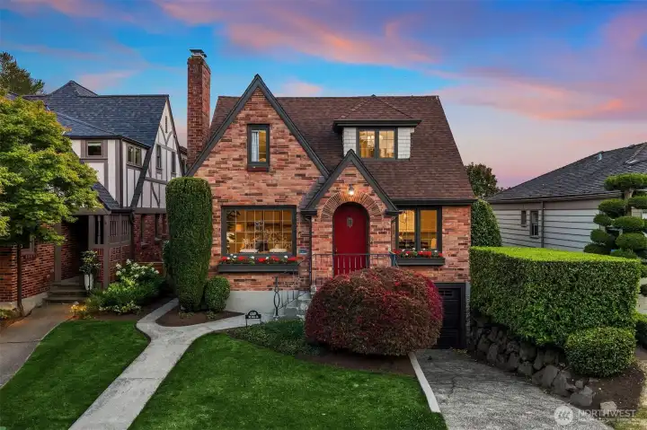 4319 NE 44th Street-welcomes you home~ 4319 NE 44th Street-welcomes you home~