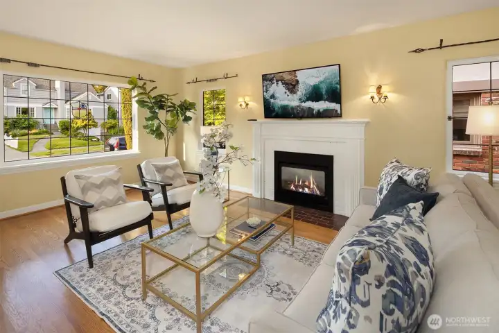 Tall ceilings and hardwood floors Tall ceilings and hardwood floors