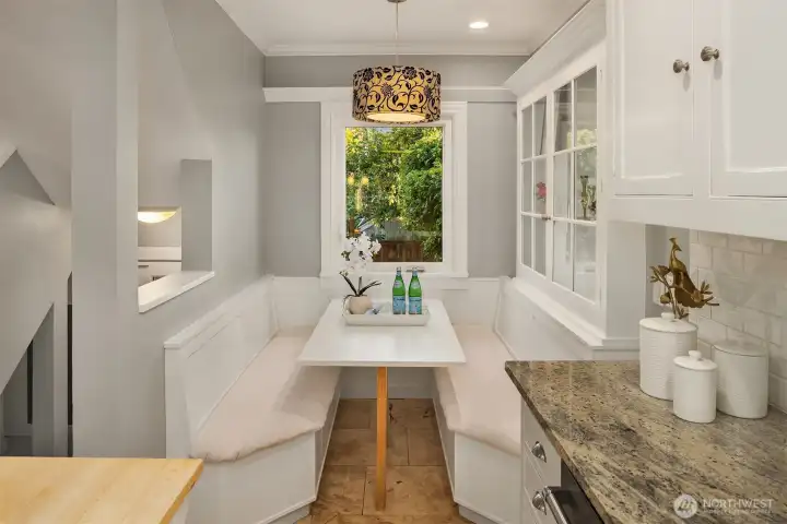 Generous eating nook i the kitchen plus the eating bar and formal(yet open) dining room-lots of option for everyday or entertaining a crowd. Generous eating nook i the kitchen plus the eating bar and formal(yet open) dining room-lots of option for everyday or entertaining a crowd.