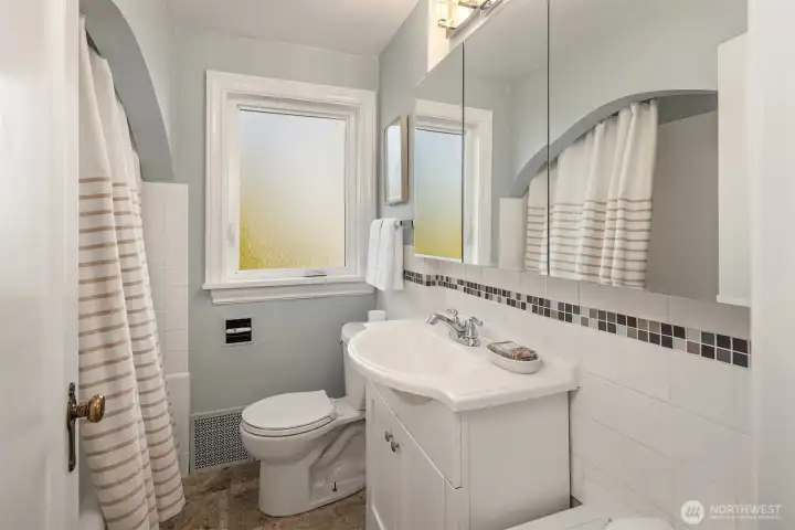 Upstairs bathroom. This one serves the other 2 bedrooms up here. Upstairs bathroom. This one serves the other 2 bedrooms up here.