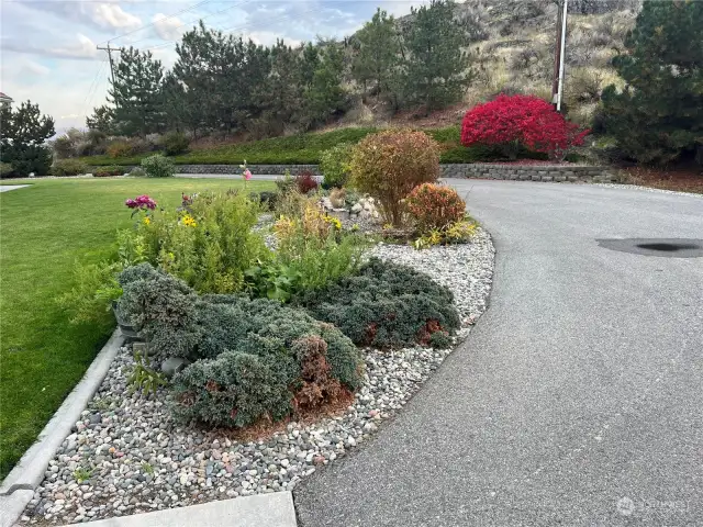 Mature landscaping;  curbed beds & lawn; paved driveway.