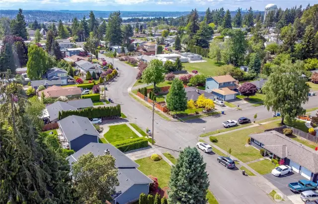 Just minutes from Lake or Mountains!