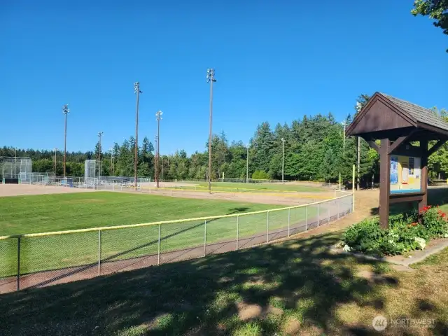 Petrovitsky Park is nearby