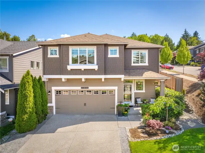 Check out this amazing home, located near grocery shopping, local dining, schools, and the lake’s popular beaches!