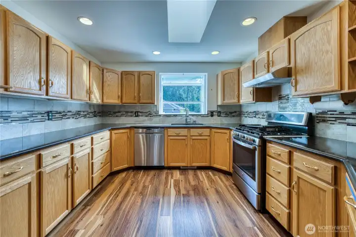 Tons of counter and cabinet space to release your inner Julia Child!...