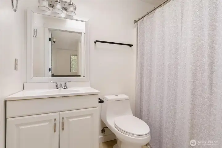 Primary en suite bathroom with shower/tub combo.