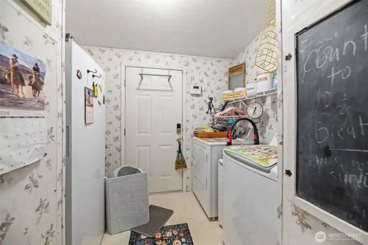 Laundry room. Washer & dryer stay