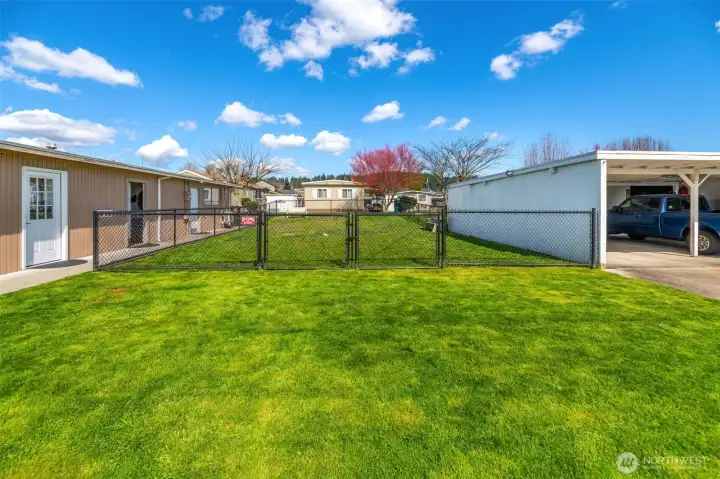 Fully fenced dog park by the fitness center. Located 4 houses down from this home.