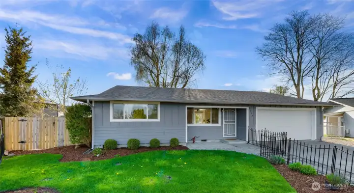 Fenced front yard is so welcoming!