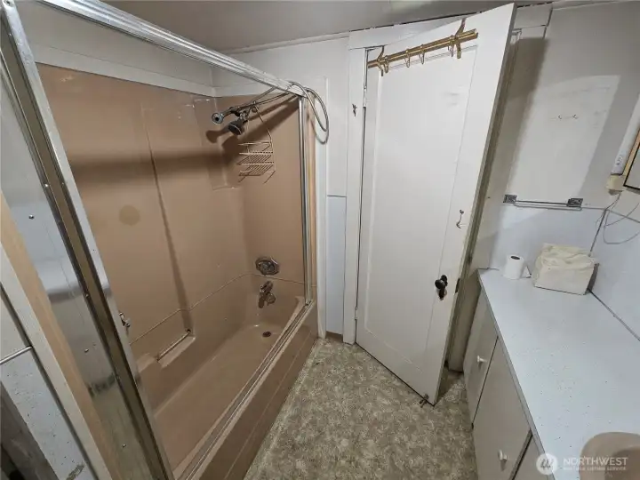 bathroom bathroom