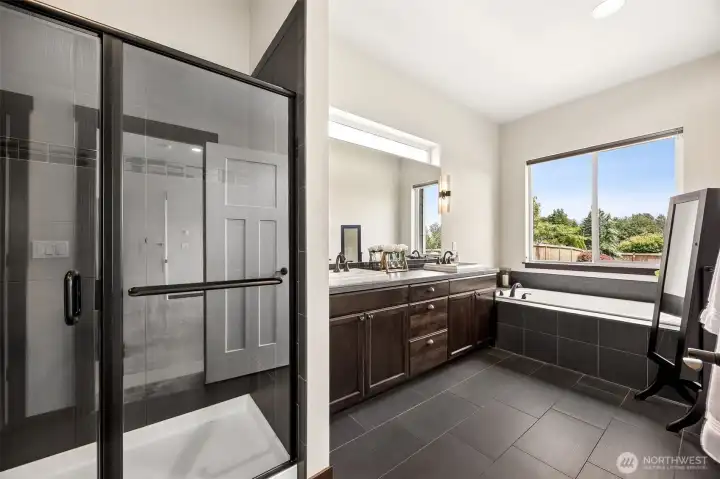 En Suite Bathroom with soaking tub & walkin Shower En Suite Bathroom with soaking tub & walkin Shower