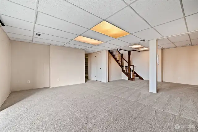 Hallway to bedroom, bathroom, utility room