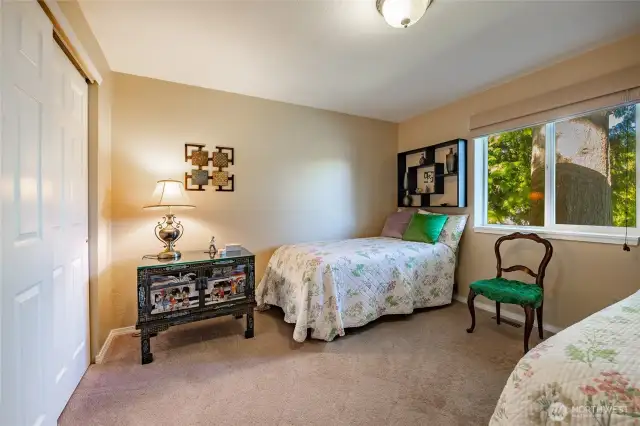 Guest bedroom. Good size.