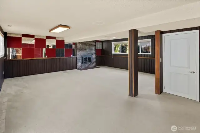 Large rec room for entertaining