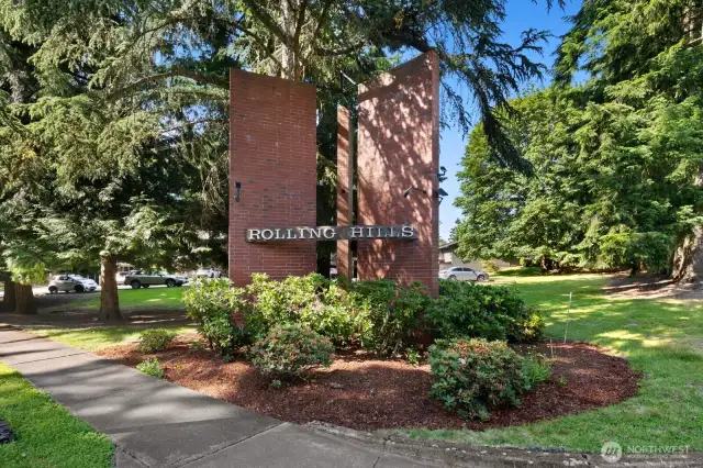 Welcome to this well kept great neighborhood