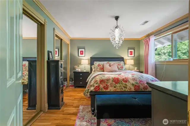 Primary bedroom (1/4 on top level)