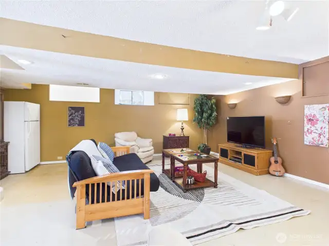In the basement you will find a great space for relaxing, gaming, viewing movies and so much more.