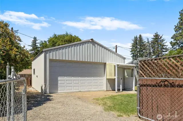 24 X 24 outbuilding with storage and a bonus room!