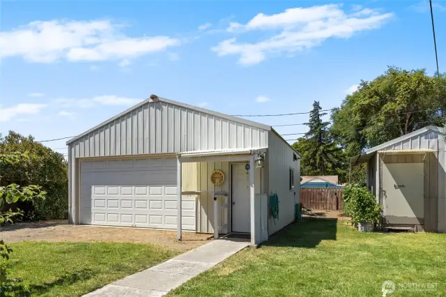In addition to the large outbuilding is the garden  & tool shed!