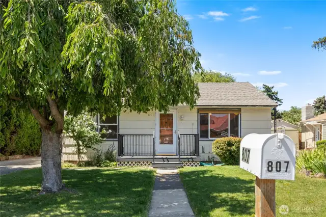 Come see this gem thats in a great neighborhood!