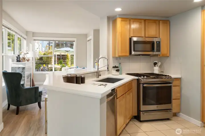 Pick up fresh local ingredients at Pike Place Market right down the street, and bring them home to whip up culinary creations in this fabulous kitchen!