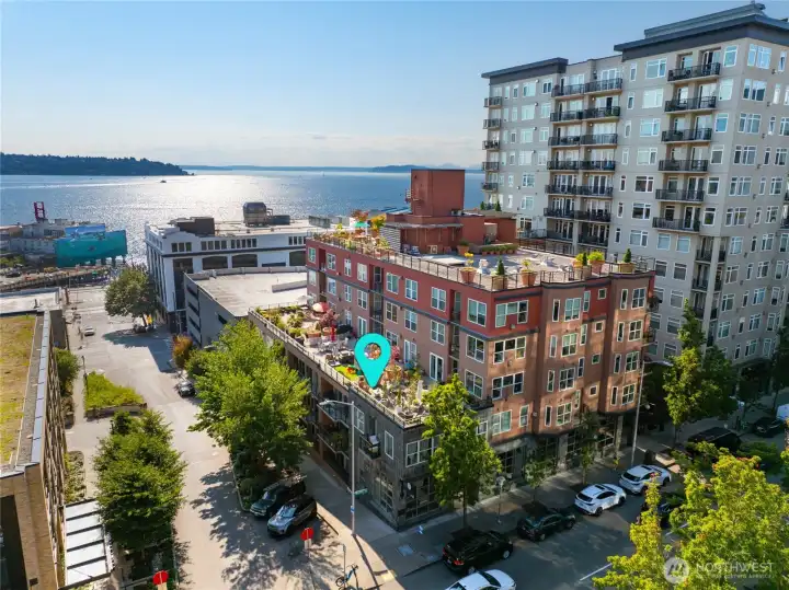 From this fabulous, central location, you have access to the best of downtown's dining, shopping and nightlife.