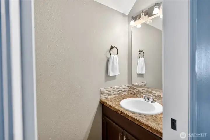 Upper bathroom off primary