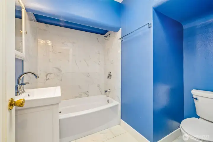 Main floor bathroom—ready for your remodel ideas.