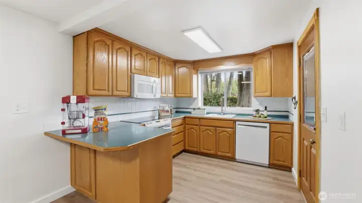 Lower Level kitchen - perfect for long term guests or any hosting needs!