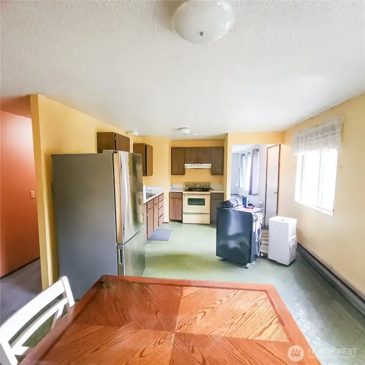 Spacious kitchen with eat in kitchen