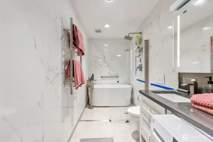 Beautifully Tiled & extravigant with all the bells & whistles