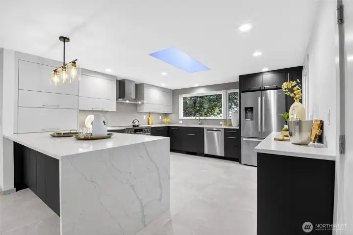 Newly Remodeled Kitchen w/Quartz Counters