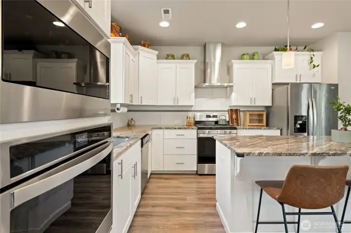 Notice multiple ovens. Great for entertaining/hosting.