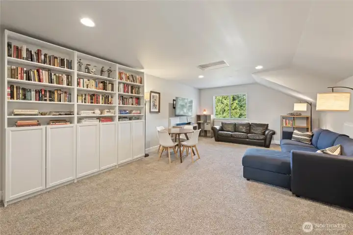 View as you walk up the stairs to the 3rd level bonus space.