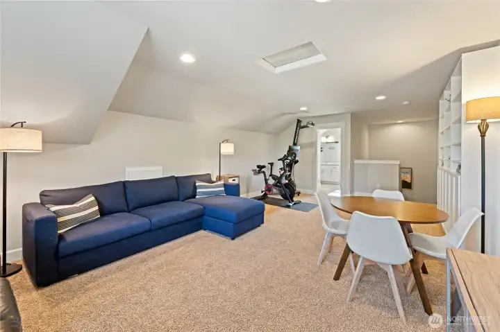 Full bath off the bonus room.