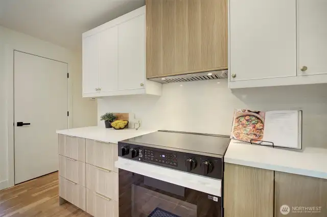 Hidden industrial grade exhaust fan to use with the Samsung Bespoke Smart Range. This range has an air fryer option!