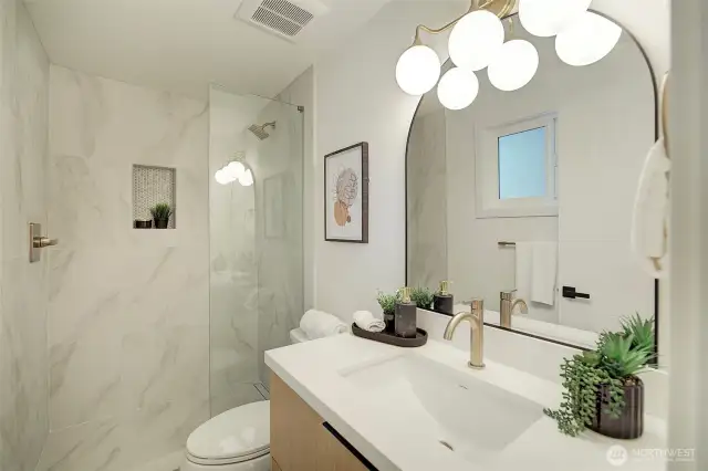 Primary en-suite bathroom on the main floor.