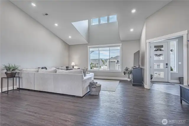 spacious & bright living room