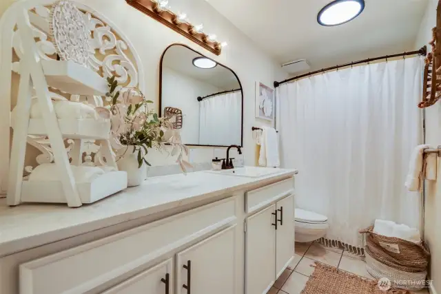 main floor bath with full tub